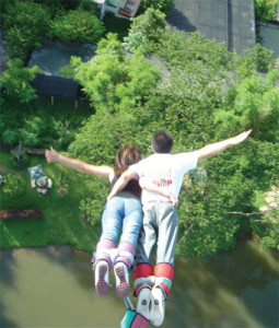couple bungee jumping